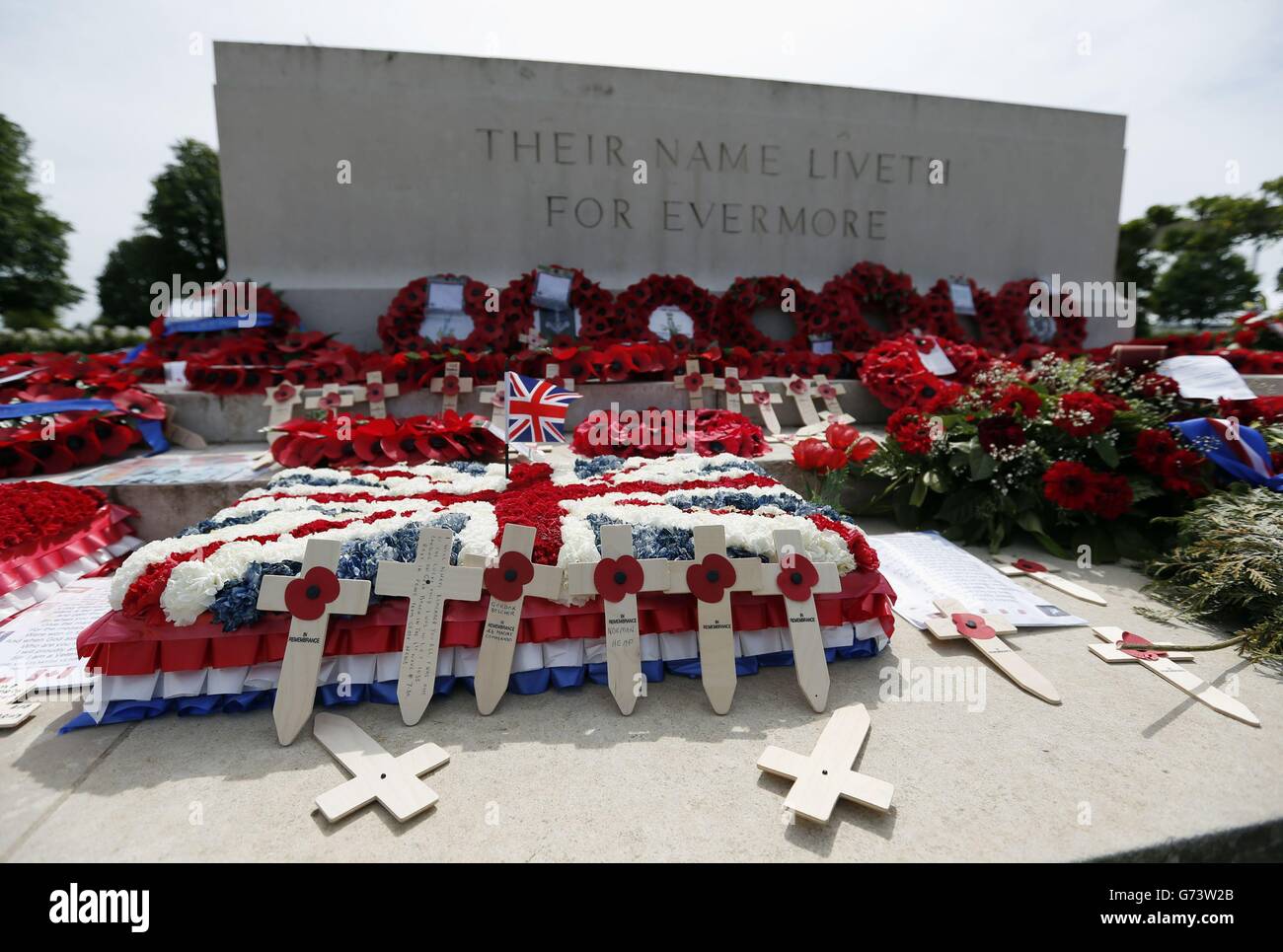 Tributi floreali e croci di legno abbaccano l'epitaffio centrale nel cimitero di Bayeux dopo un servizio di ricordo per celebrare il 70° anniversario degli sbarchi del D-Day durante la seconda guerra mondiale, Bayeux, Normandia, Francia. Foto Stock