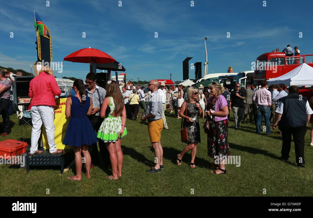 Gli amanti della corsa fanno la loro vincita durante il giorno delle Signore di Investec all'Ippodromo di Epsom Downs, Surrey. Foto Stock