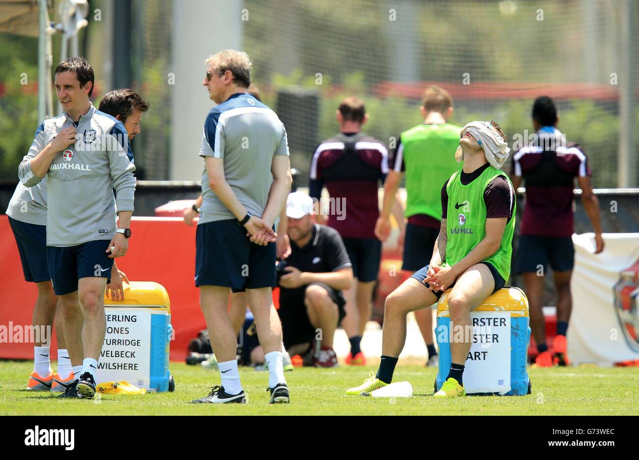 Il Jack Wilshere dell'Inghilterra si reidrata sotto un asciugamano bagnato durante una sessione di addestramento alla Barry University, Miami, USA. Foto Stock