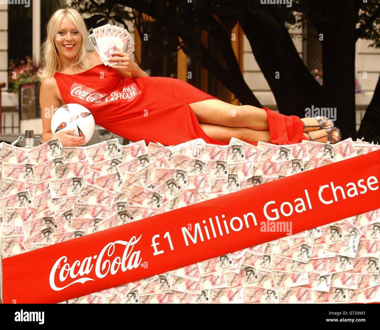 Sky Sports Soccer AM presentatore Helen Chamberlin posa per i fotografi durante una fotocellula per lanciare la Coca Cola 1m Goal Chase, a Golden Square nel centro di Londra. Foto Stock