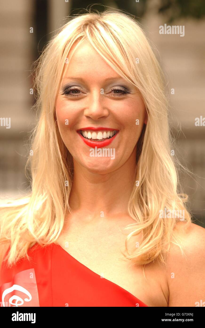 Sky Sports Soccer AM presentatore Helen Chamberlin posa per i fotografi durante una fotocellula per lanciare la Coca Cola 1m Goal Chase, a Golden Square nel centro di Londra. Foto Stock