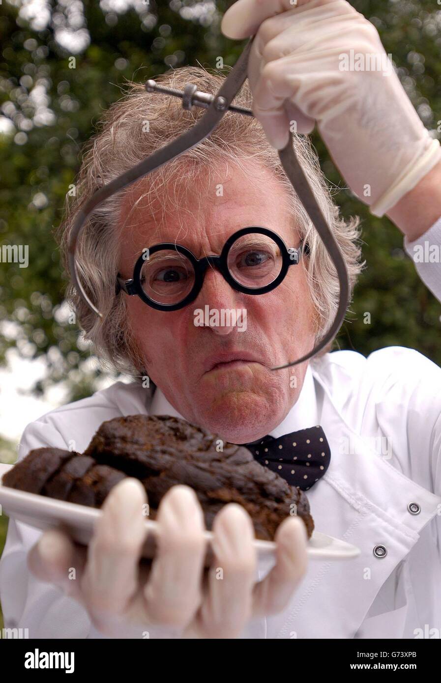 Lo Zoo Worker Roger Tomlinson misura la sterlina degli elefanti allo Zoo di Londra nel Regent's Park, davanti a una mostra che questo fine settimana si chiama 'Zoo Poo', che espone tutti i diversi tipi di escrezioni di animali. I visitatori possono vedere oltre venti forme e dimensioni diverse di poo zoo, dal topo al rinoceronte, e elefante a pipistrello. CE ne saranno anche alcuni in vendita! Foto Stock