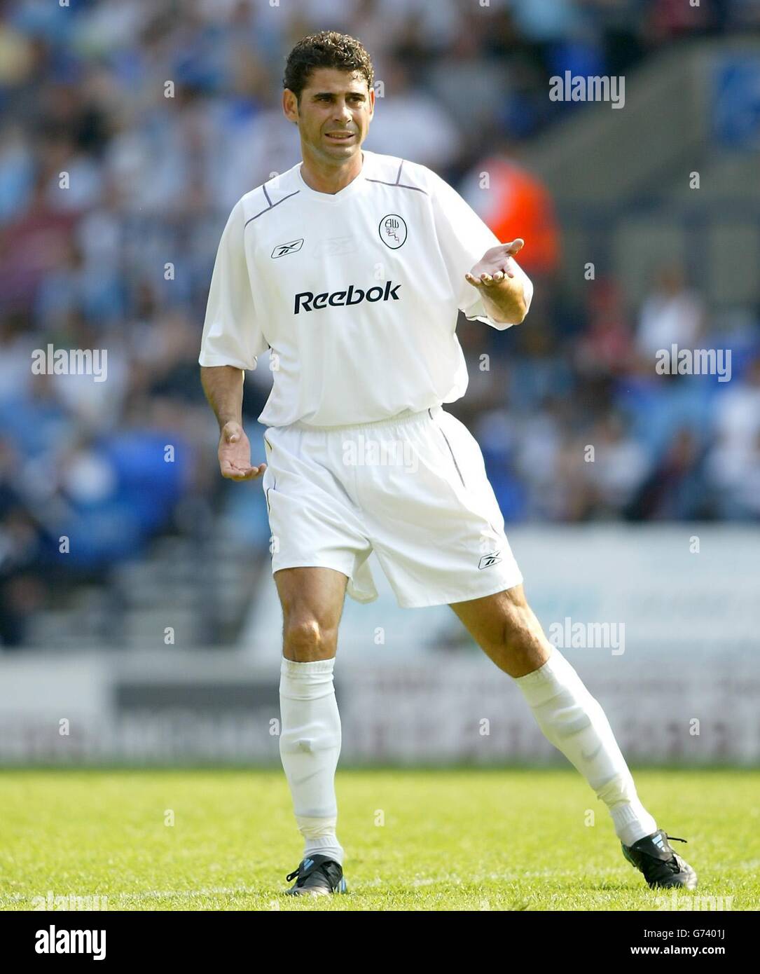 I nuovi Wanderers Bolton firmano Fernando Hierro in azione durante una amichevole partita contro Inter Milan allo stadio Reebok di Bolton. Foto Stock