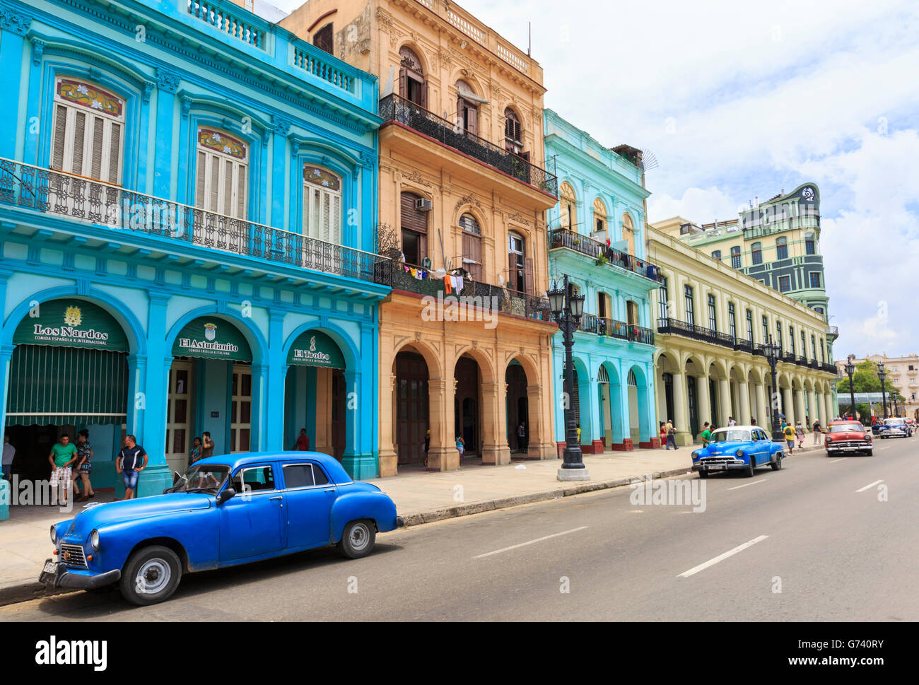 Havana street scene - classic cars e case colorate in Paseo de Marti, Old Havana, Cuba Foto Stock