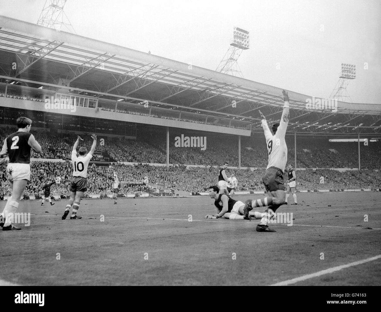 Nessun altro evento potrebbe suscitare tale entusiasmo in una finale di Wembley Cup. Questa volta il suo Preston al centro-avanti Dawson corse indietro con le armi in aria dopo aver diretto la sua squadra in un 2-1 testa poco prima dell'intervallo della partita contro West Ham. La metà centrale marrone è a terra e guardando indietro in sgomento è dentro-destra Bocye (8). West Ham ha vinto 3-2. Foto Stock