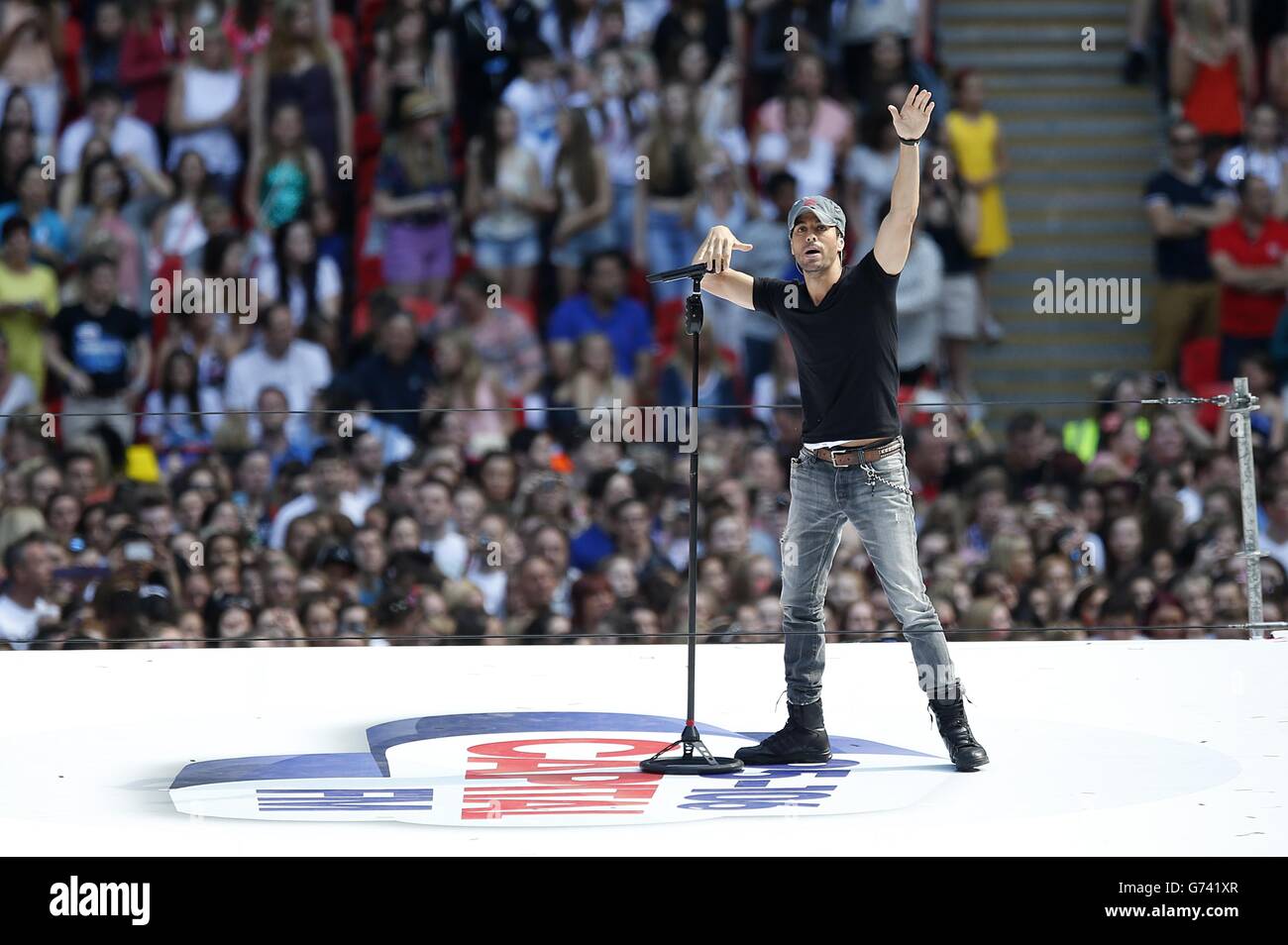Enrique Iglesias si esibisce durante il Summertime Ball della capitale FM al Wembley Stadium di Londra. Foto Stock