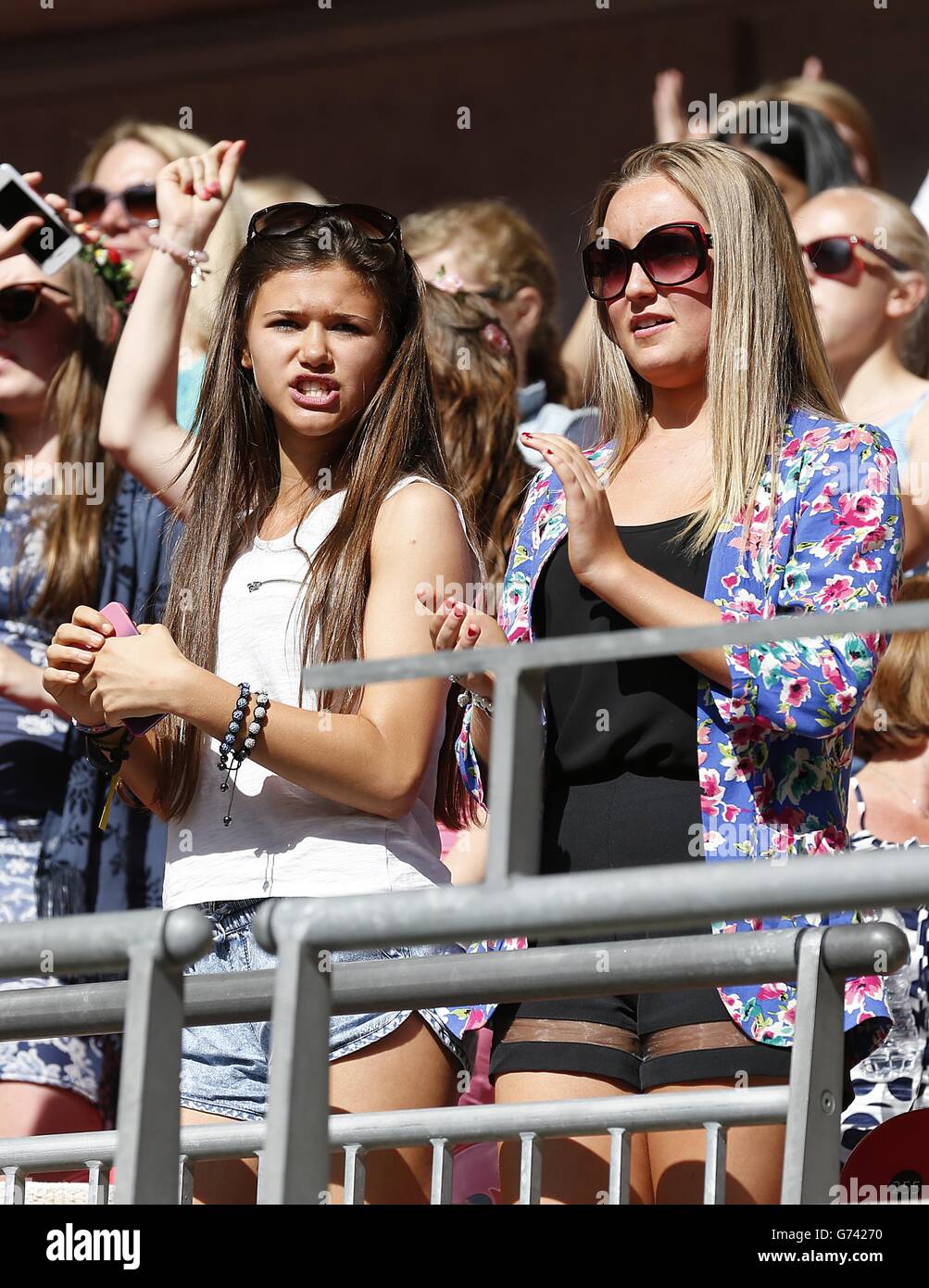 I fan guardano 5 secondi di estate durante il Summertime Ball della capitale FM al Wembley Stadium, Londra. Foto Stock