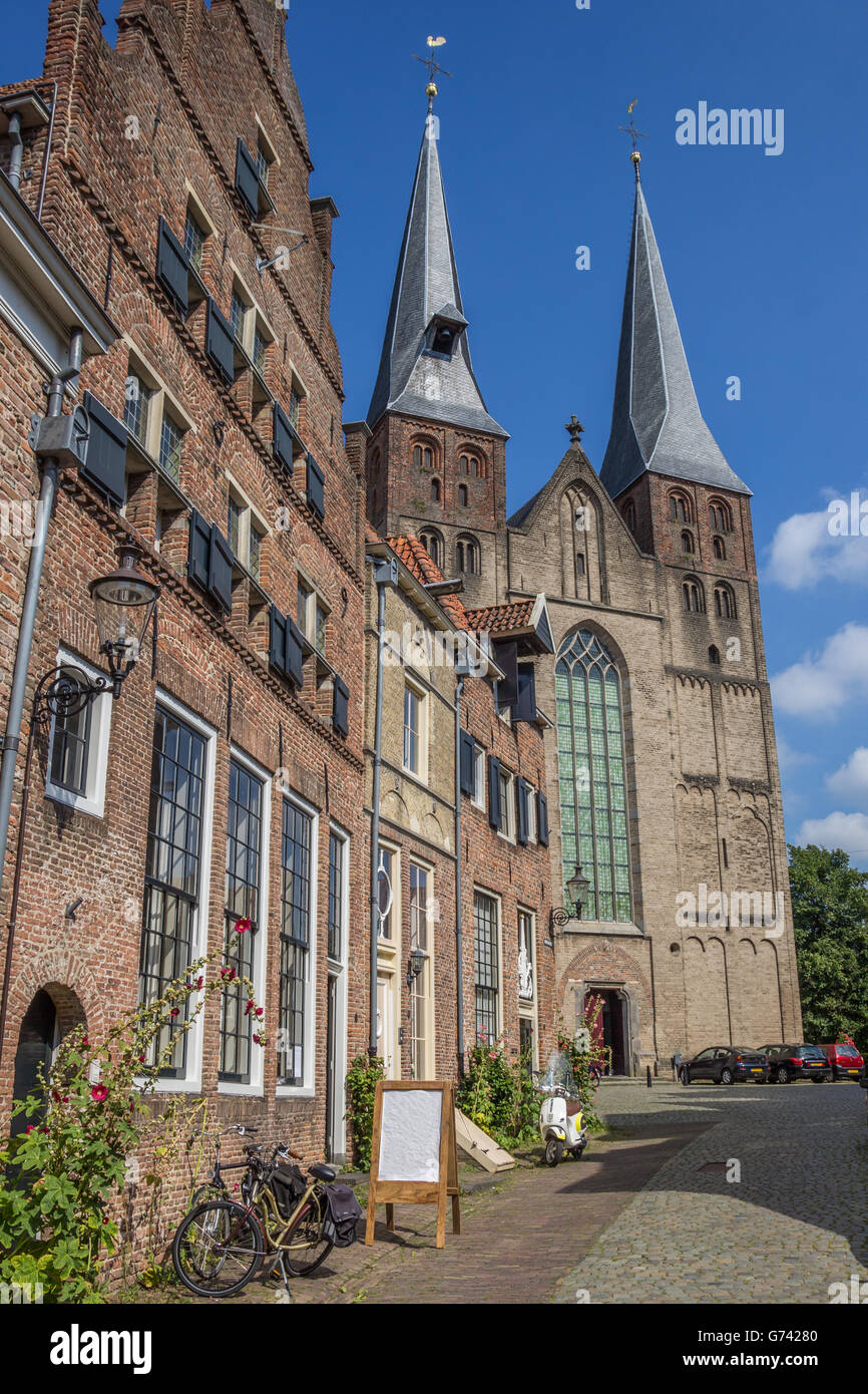 San Nicolaas chiesa e vecchie case di Deventer, Olanda Foto Stock