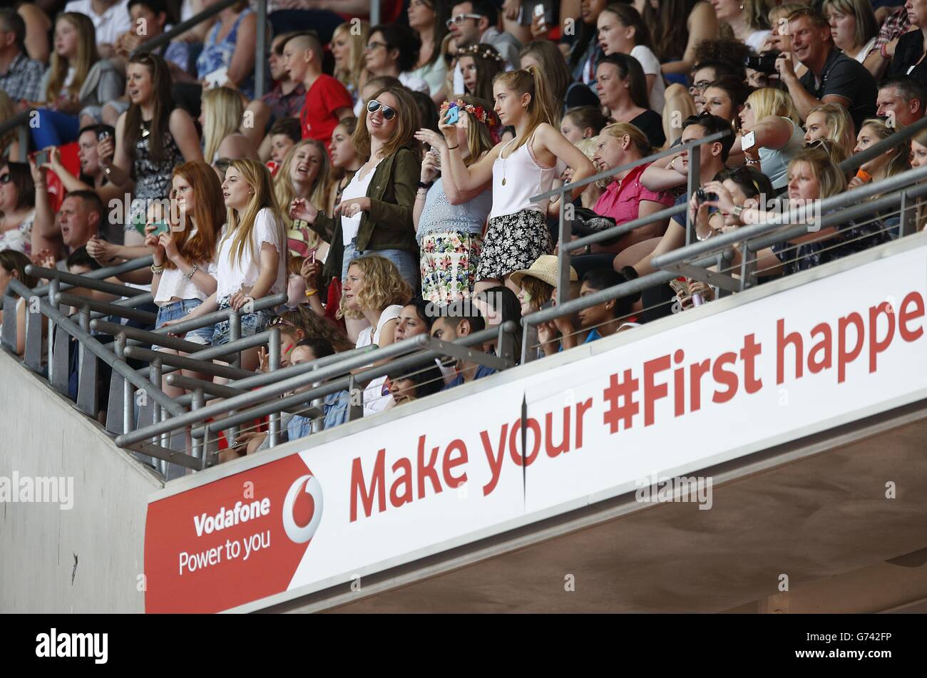 I fan guardano Little Mix durante il Summertime Ball della capitale FM al Wembley Stadium, Londra. Foto Stock