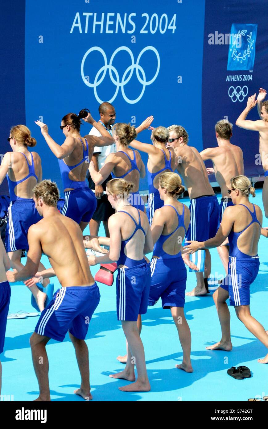 La squadra di nuoto della Gran Bretagna si riscalda nella piscina principale del centro acquatico di Atene, durante una sessione di pratica aperta. Foto Stock