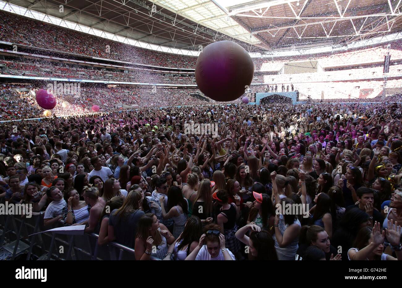 Capital FM Summertime Ball - Londra. Giganteschi gonfiabili sopra la folla durante il Summertime Ball della capitale FM al Wembley Stadium di Londra. Foto Stock