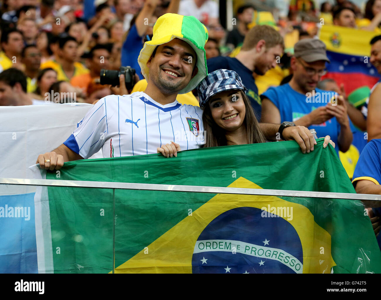 Tifosi d'Italia negli stand durante la Coppa del mondo FIFA, partita del Gruppo D all'Arena da Amazonia, Manaus, Brasile. Foto Stock