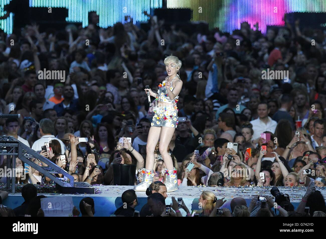 Miley Cyrus durante il Summertime Ball della capitale FM al Wembley Stadium, Londra. Foto Stock