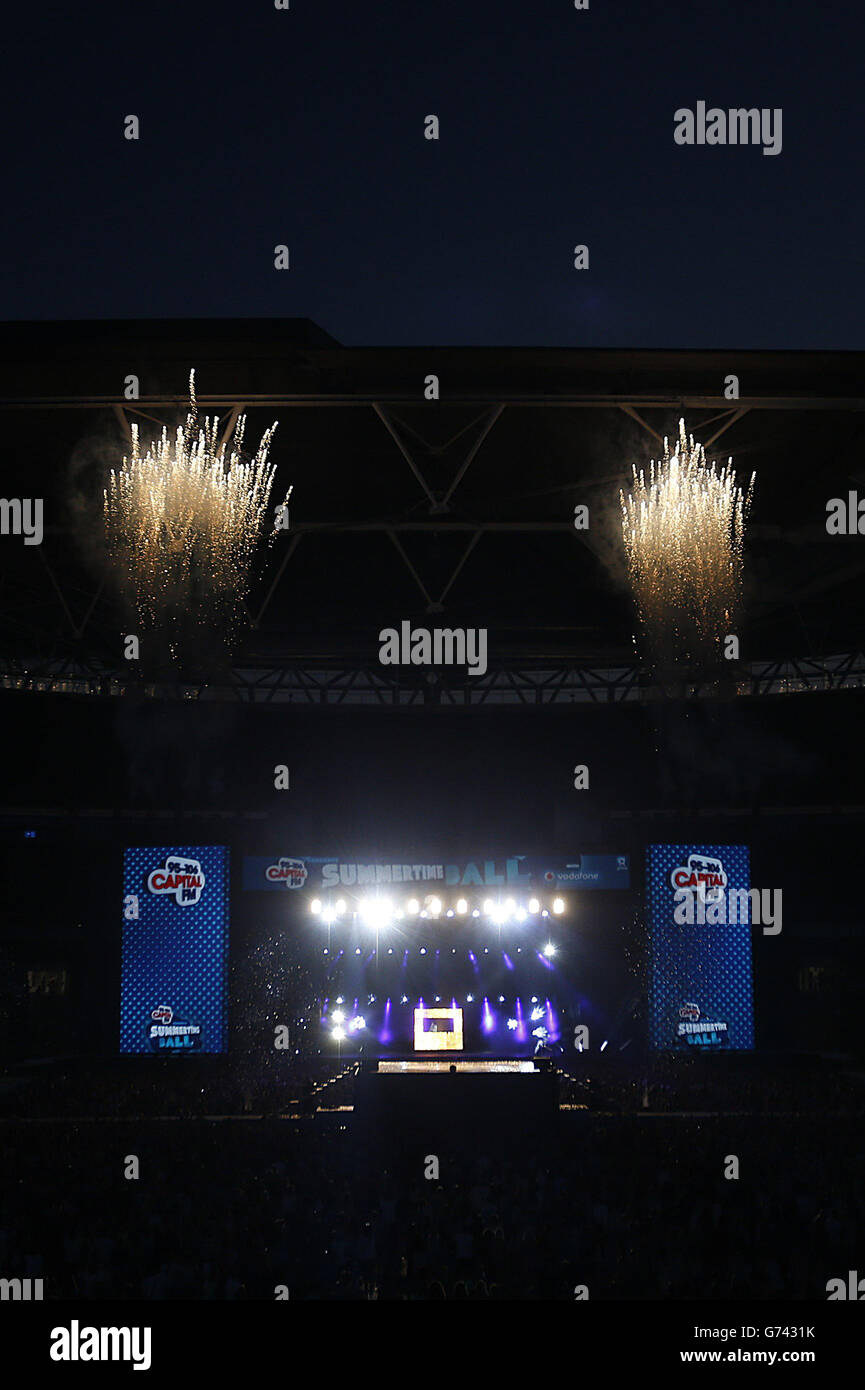 I fuochi d'artificio segnano la fine del Summertime Ball della capitale FM al Wembley Stadium, Londra. Foto Stock