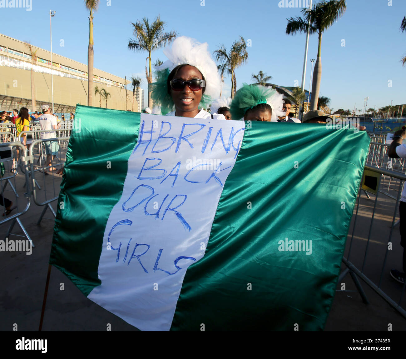 Calcio - Coppa del mondo FIFA 2014 - Gruppo F - Nigeria / Bosnia-Erzegovina - Arena Pantanal. Un fan della Nigeria tiene in mano una bandiera adornata "portare indietro le nostre ragazze" all'esterno dell'Arena Pantanal prima del calcio d'inizio Foto Stock