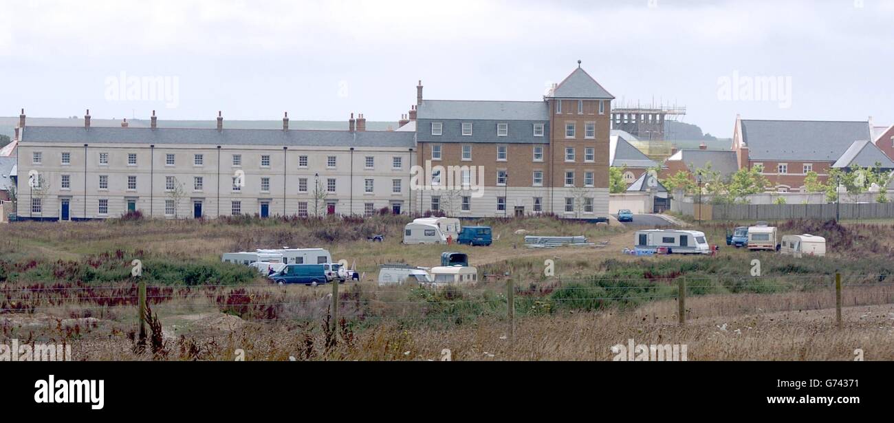 I viaggiatori accampati sulla terra di proprietà del principe di Galles hanno intenzione di muoversi presto, il Ducato di Cornovaglia ha detto oggi. Circa 60 persone su 20 caravan accampati alla periferia del villaggio modello del principe di Poundbury in Dorset Sabato scorso. Si ritiene che stessero alloggiando mentre una coppia nel gruppo ha il loro bambino trattato al Royal Dorset County Hospital nella vicina Dorchester. Foto Stock