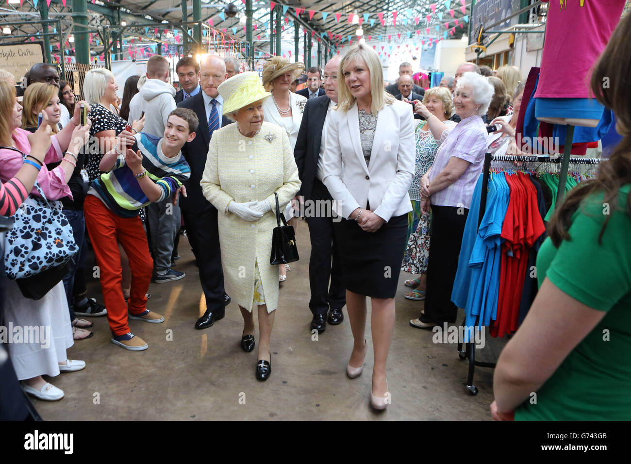 La Regina Elisabetta II durante una passeggiata intorno al mercato di St. Georges a Belfast, il secondo giorno della loro visita nell'Irlanda del Nord. Foto Stock