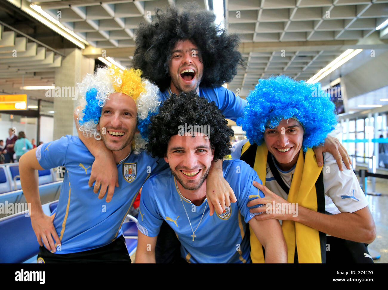 Tifosi dell'Uruguay prima della Coppa del mondo FIFA, Gruppo D tra Inghilterra e Italia all'Arena da Amazonia, Brasile. Foto Stock