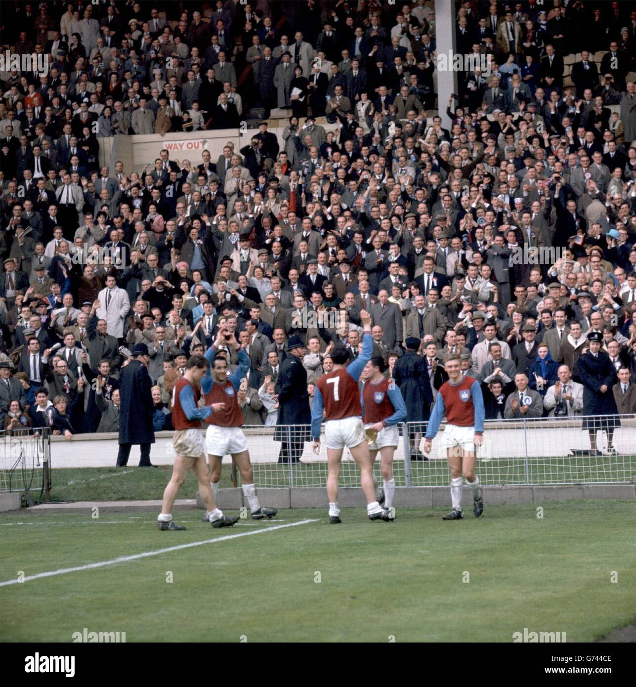 Calcio - fa Cup - finale - West Ham United contro Preston North End. I giocatori del West Ham United celebrano la vittoria: (l-r) Geoff Hurst, Eddie Bovington, Peter Brabrook, Johnny Byrne, John Sissons Foto Stock