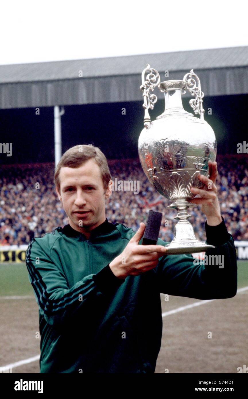 Calcio - Football League Division uno - Nottingham Forest / Birmingham City. Il capitano della foresta di Nottingham John McGovern solleva il tophy del campionato della lega Foto Stock