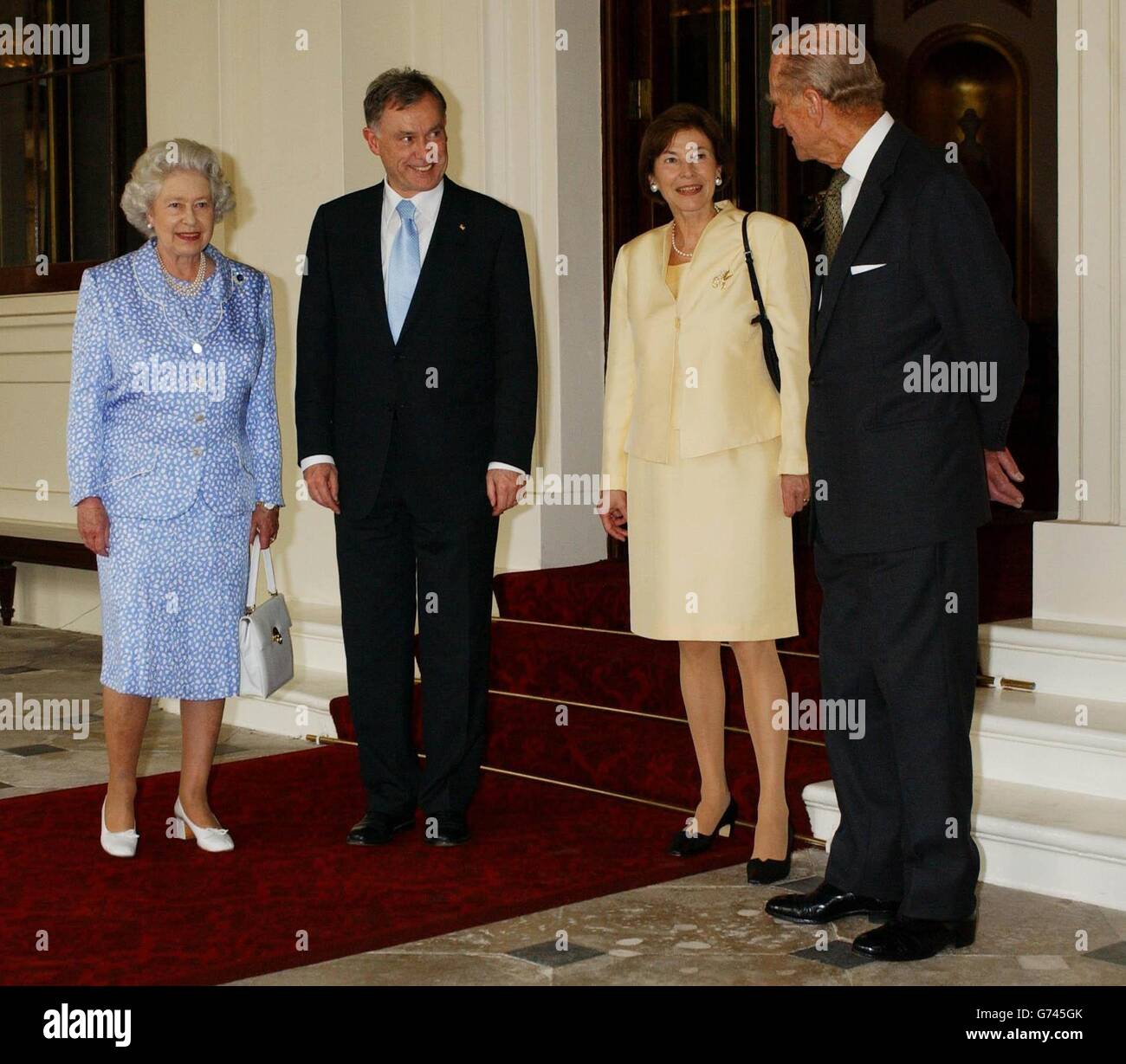 La Regina Elisabetta II della Gran Bretagna e il Duca di Edimburgo (a destra) salutano il presidente tedesco Horst Kohler e sua moglie Eva dopo il pranzo a Buckingham Palace, Londra. La Regina effettuerà una visita di stato in Germania più avanti quest'anno, Buckingham Palace ha annunciato. L'ultima volta si è recata nella Repubblica federale nel luglio 2000 per aprire la nuova ambasciata britannica a Berlino, la capitale restaurata della Germania riunita, e ha effettuato visite di Stato nell'ottobre 1992, maggio 1978 e maggio 1965. Foto Stock