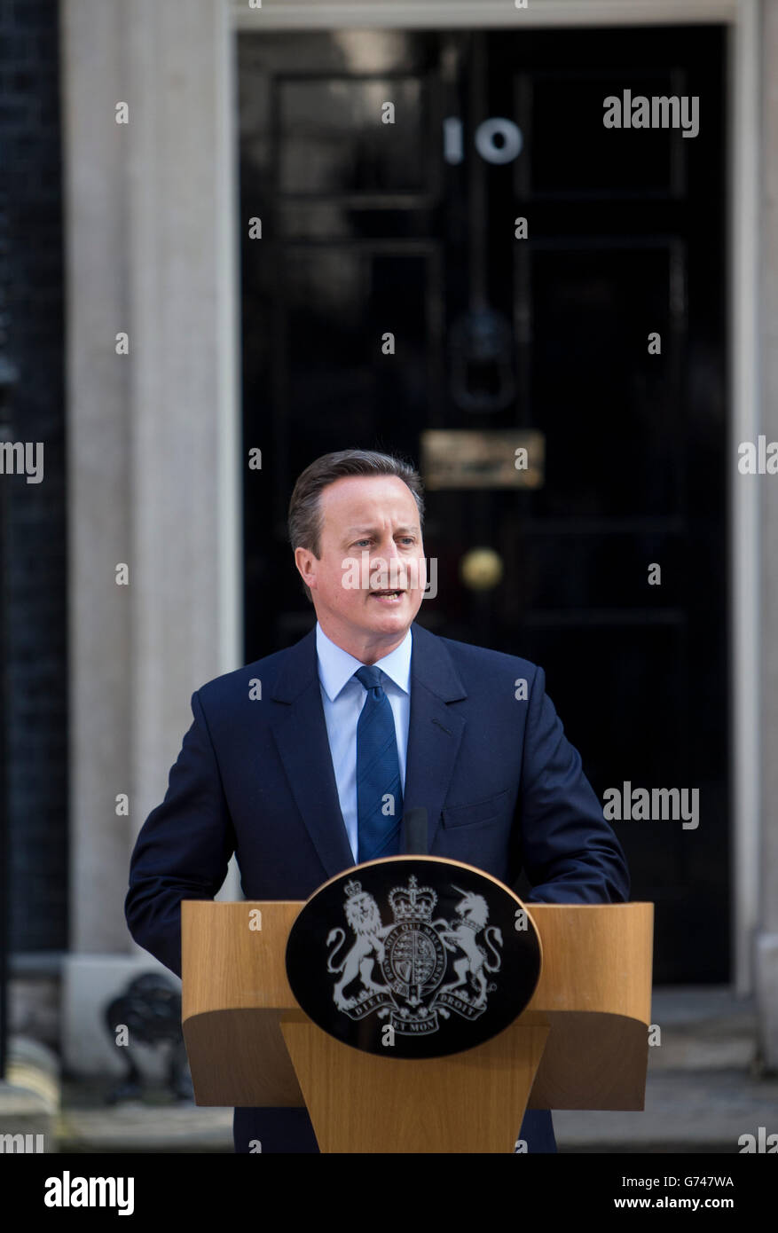 Il Primo Ministro David Cameron con la moglie Samantha, rilascia una dichiarazione che offre le sue dimissioni dopo il congedo votazione sull'UE Foto Stock