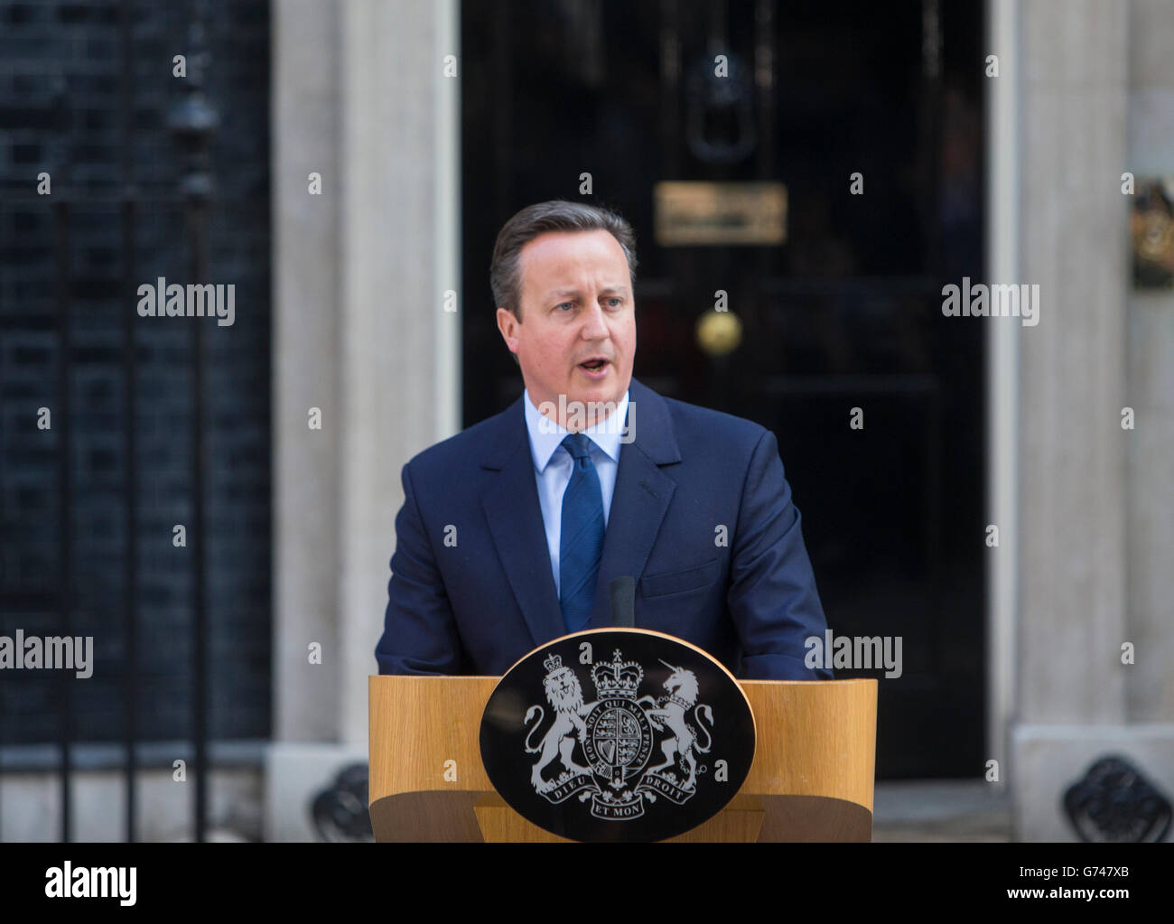 Il Primo Ministro David Cameron con la moglie Samantha, rilascia una dichiarazione che offre le sue dimissioni dopo il congedo votazione sull'UE Foto Stock