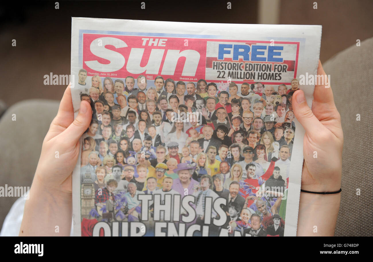 Un'edizione speciale di The Sun, distribuita gratuitamente in occasione dell'inizio della campagna della Coppa del mondo della squadra di calcio inglese, come il leader laburista ed Miliband si è scusato dopo che i laburisti di Liverpool hanno espresso rabbia per la sua decisione di presentare una copia del documento. Foto Stock