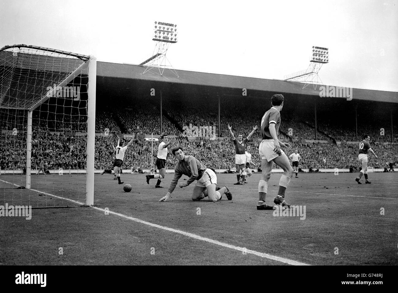 Tottenham Hotspur giocatori shw giubilo dopo Cliff Jones ha messo la palla nella rete di Leicester City durante la finale della Coppa fa all'Empire Stadium, Wembley. Sulle sue ginocchia è il portiere di Leicester 'Banks' Spurs la gioia è stata di breve durata quando l'obiettivo è stato dispermesso per offside. Foto Stock