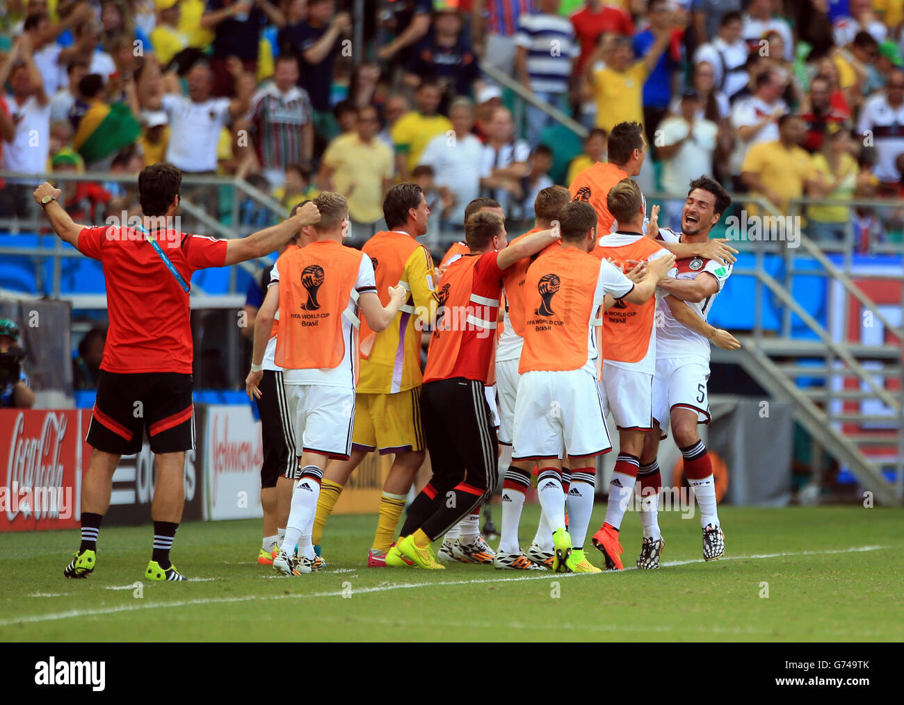 Calcio - Coppa del mondo FIFA 2014 - Gruppo G - Germania / Portogallo - Arena Fonte Nova. La Germania Mats Hummels (n.5) festeggia il suo primo obiettivo del gioco con i suoi compagni di squadra Foto Stock