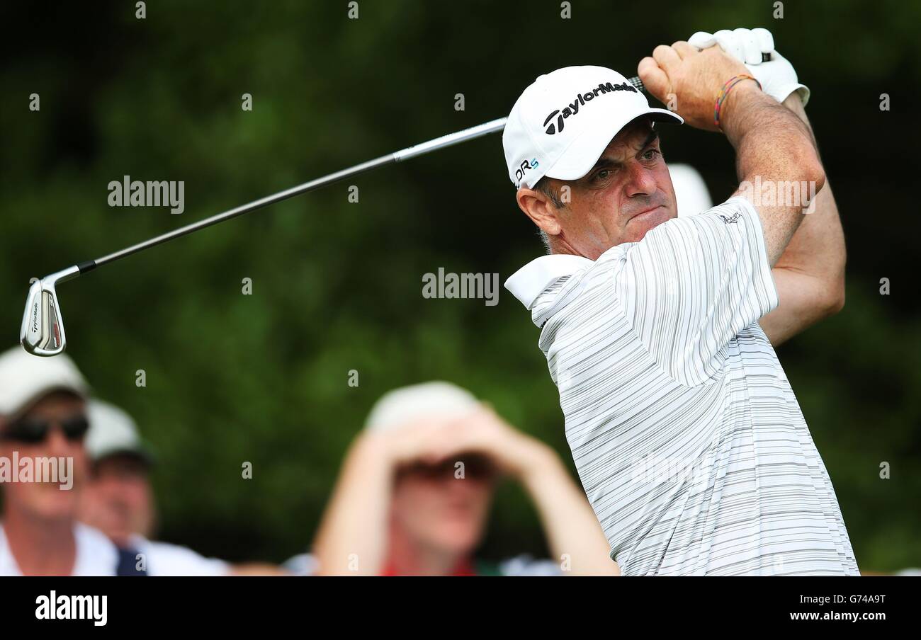 Paul McGinley sulla scatola del T 17 durante il giorno uno del 2014 Irish Open al FOTA Island Resort, County Cork, Irlanda. Foto Stock