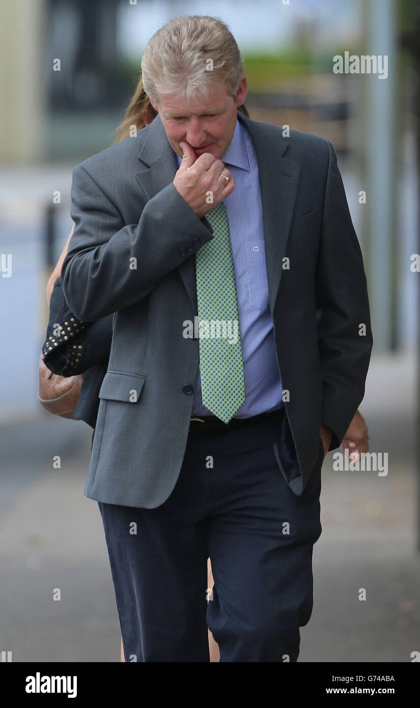 L'allenatore di cavalli da corsa Philip Fenton arriva alla corte distrettuale di Carrick-on-Suir in Co Tipperary, dove affronta le cariche di possesso di steroidi. Foto Stock