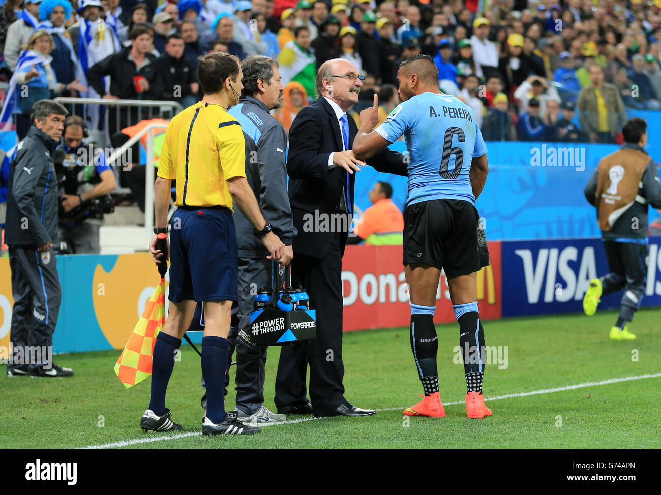 Alvaro Pereira dell'Uruguay (a destra) reagisce dopo essere venuto da un infortunio della testa dopo un incontro con Raheem Sterling dell'Inghilterra durante la partita del gruppo D l'Estadio do Sao Paulo, Sao Paulo, Brasile. Foto Stock