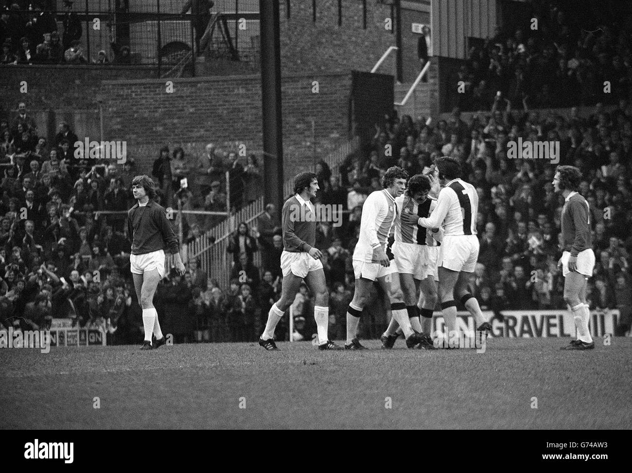 Don Rogers (centro, testa inchinata) ha segnato il suo debutto per Crystal Palace nella partita Football League Division One con Everton al Selhurst Park. Foto Stock