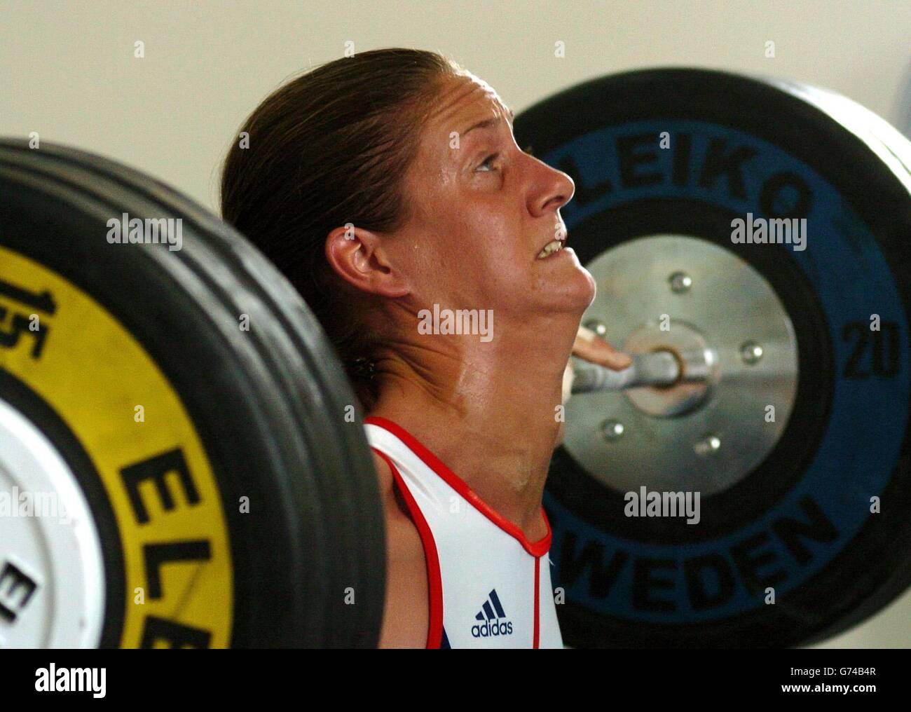 Michaela Breeze di Ivybridge, Devon, l'unica donna britannica della squadra olimpica di sollevamento pesi, durante l'allenamento a Coral Beach Bay, il GB Olympic Holding Camp di Cipro. Foto Stock