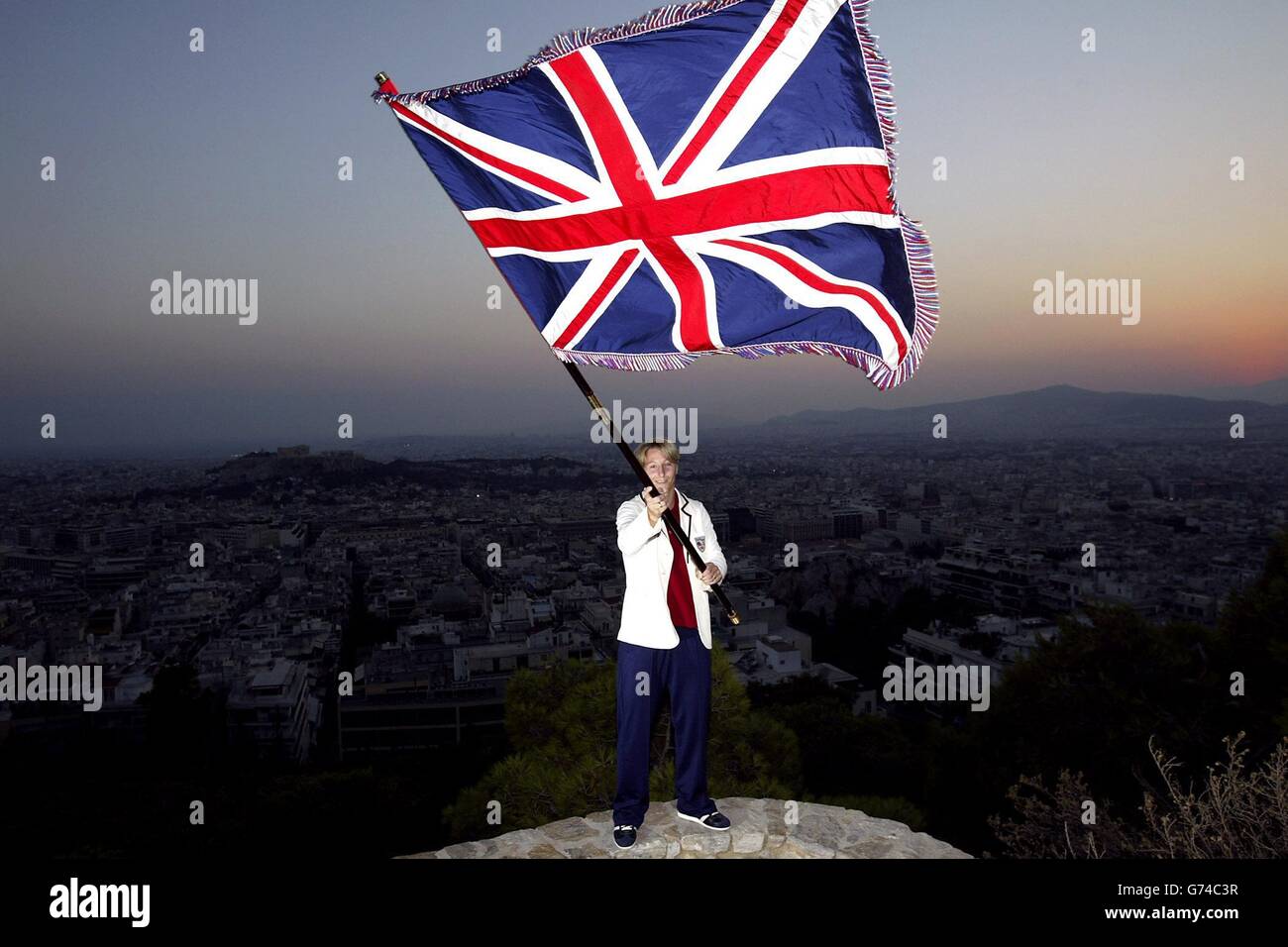 Kate Howey, il concorrente britannico di JUDO di Andover, Hampshire, detiene la bandiera britannica di Atene, in Grecia. Kate porterà la bandiera e guiderà la squadra durante la cerimonia di apertura di venerdì sera per i Giochi Olimpici del 2004. Foto Stock