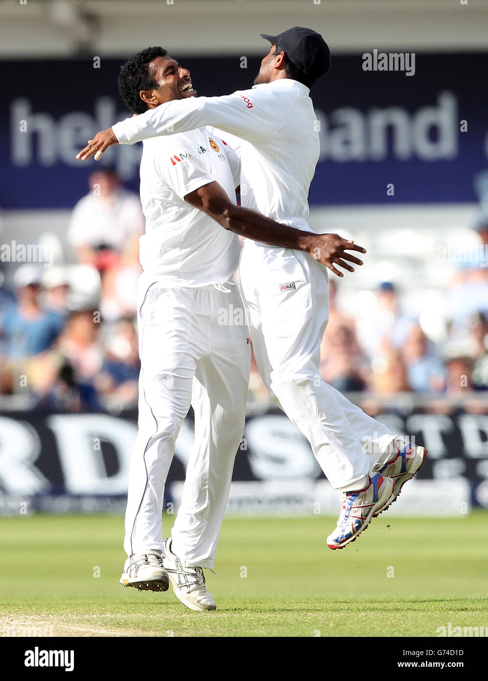 Cricket - Investec Test Series - seconda prova - Day Four - Inghilterra / Sri Lanka - Headingley. Hammika Prasad (a sinistra) dello Sri Lanka celebra la presa del wicket del Sam Robson dell'Inghilterra Foto Stock
