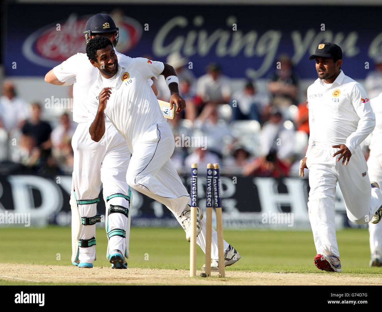 Cricket - Investec Test Series - seconda prova - Day Four - Inghilterra / Sri Lanka - Headingley. Hammika Prasad dello Sri Lanka celebra la presa del wicket della campana inglese di Ian Foto Stock
