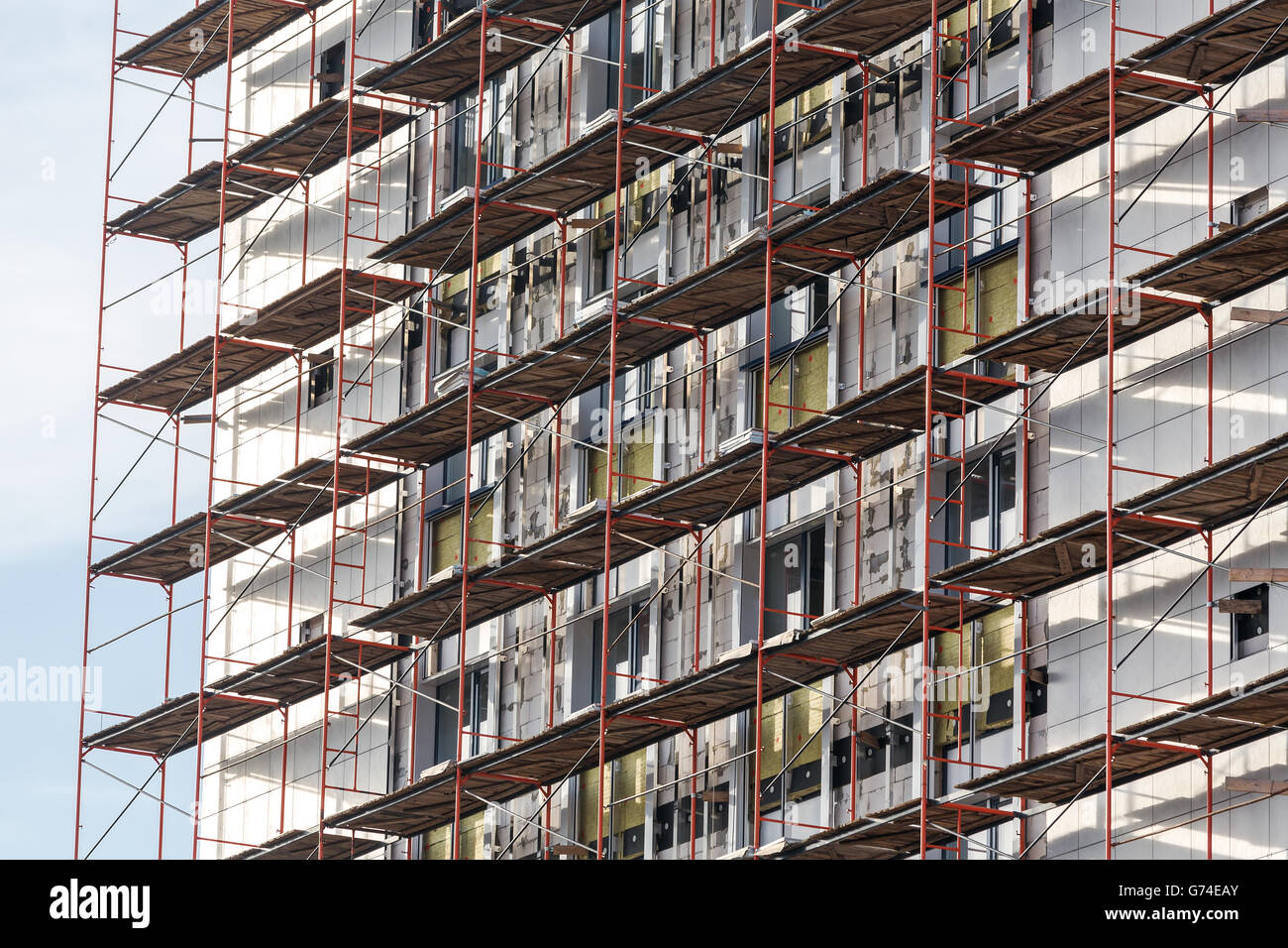 Ufficio contemporaneo edificio sito in costruzione con i ponteggi Foto Stock