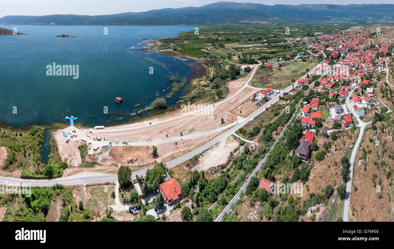 Città Arnissa e Lake Vegoritida, Makedonia centrale, Grecia, vista aerea Foto Stock