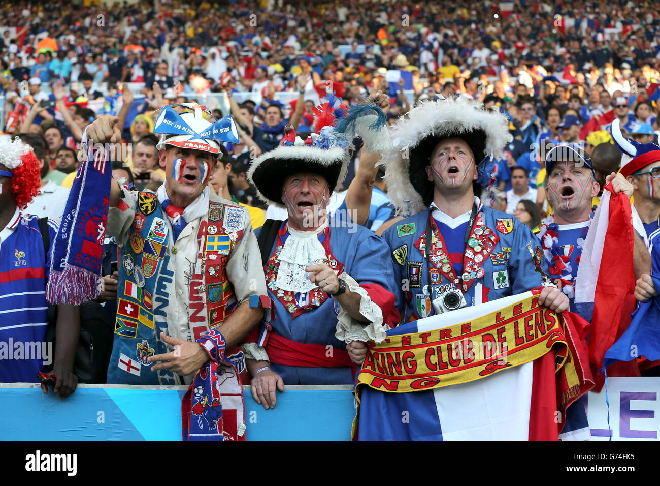 I tifosi francesi si acclamano al loro fianco durante la partita tra Ecuador e Francia. Foto Stock