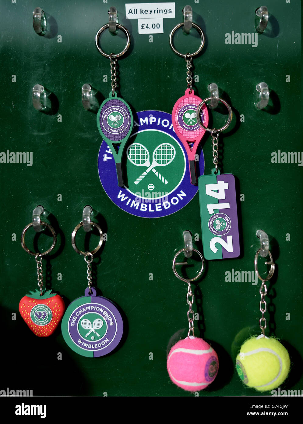 Portachiavi in vendita presso un negozio di Wimbledon durante il terzo  giorno dei Campionati di Wimbledon presso l'All England Lawn Tennis and  Croquet Club di Wimbledon Foto stock - Alamy