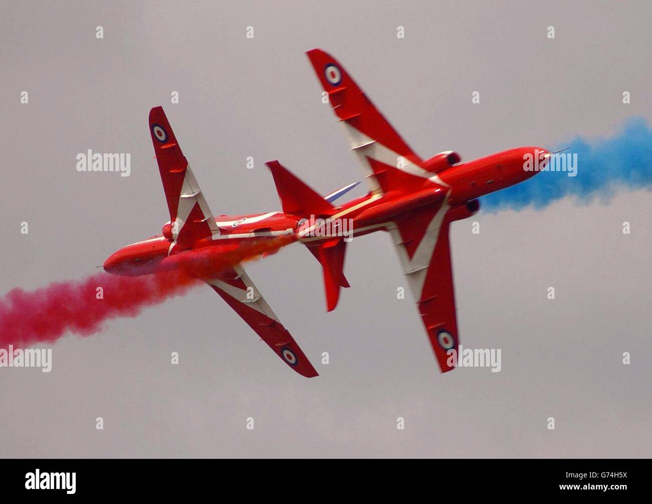 Frecce rosse durante la loro routine di esposizione a Farnborough Air show a Farnborough. Foto Stock