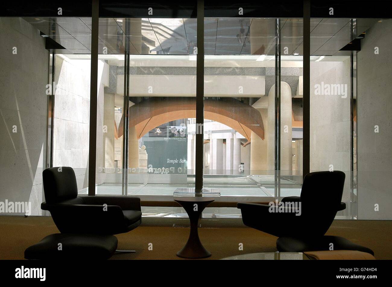 Una veduta dell'area dei media finanziari all'interno della nuova sede della Borsa di Londra in Paternoster Square, che sarà aperta dalla Regina Elisabetta II, accompagnata dal Duca di Edimburgo. La Borsa si trovava in Old Broad Street dal 1972, con un tradizionale piano di negoziazione, ma l'edificio non era più adatto alle esigenze di un'organizzazione che aveva subito una trasformazione da mutua a società quotata in borsa, e si è spostato dal commercio aperto di grido ad un libro elettronico di ordine. Foto Stock