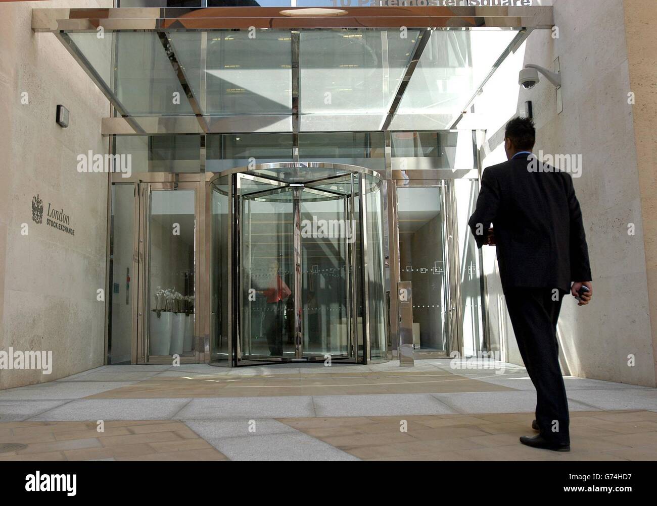 Una vista dell'entrata alla nuova casa della Borsa di Londra in Piazza Paternoster che sara' aperta dalla Regina Elisabetta II, accompagnata dal Duca di Edinburgo. La Borsa era stata in Old Broad Street dal 1972, con un piano di negoziazione tradizionale, ma l'edificio non era più adatto alle esigenze di un'organizzazione che aveva subito una trasformazione da mutuo ad una società quotata al pubblico; e si è trasferito da un'attività di contrattazione aperta a un libro elettronico per gli ordini. Foto Stock
