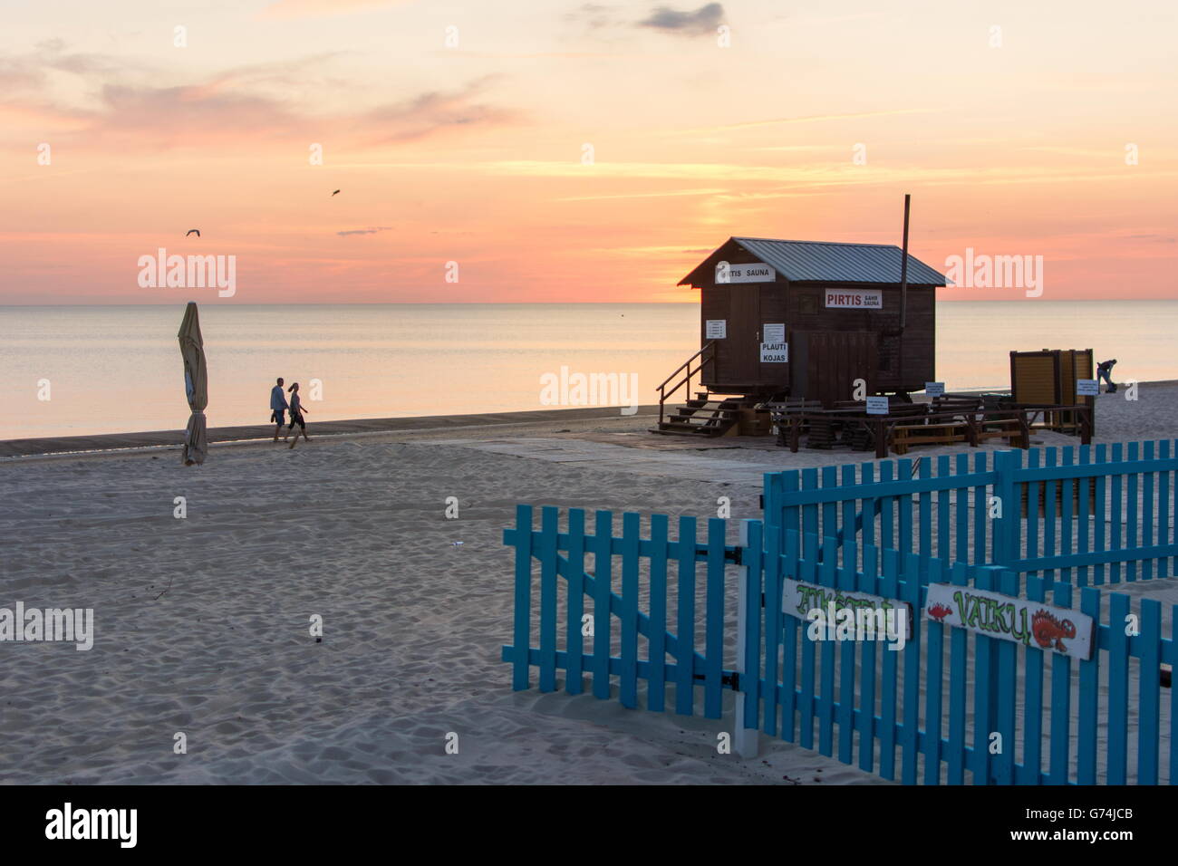 PALANGA LITUANIA - 13 giugno: visualizzazione a Palanga spiaggia sabbiosa con bagnino house con un paio di passeggiate turistiche. Palanga è il Foto Stock