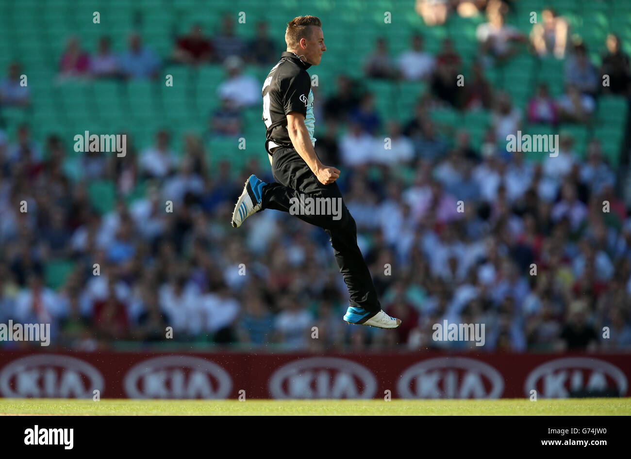 Cricket - NatWest T20 Blast - South Division - Surrey / Sussex Sharks - Kia Oval. Tom Curran di Surrey festeggia la presa del cazzo di Luke Wright di Sussex Foto Stock