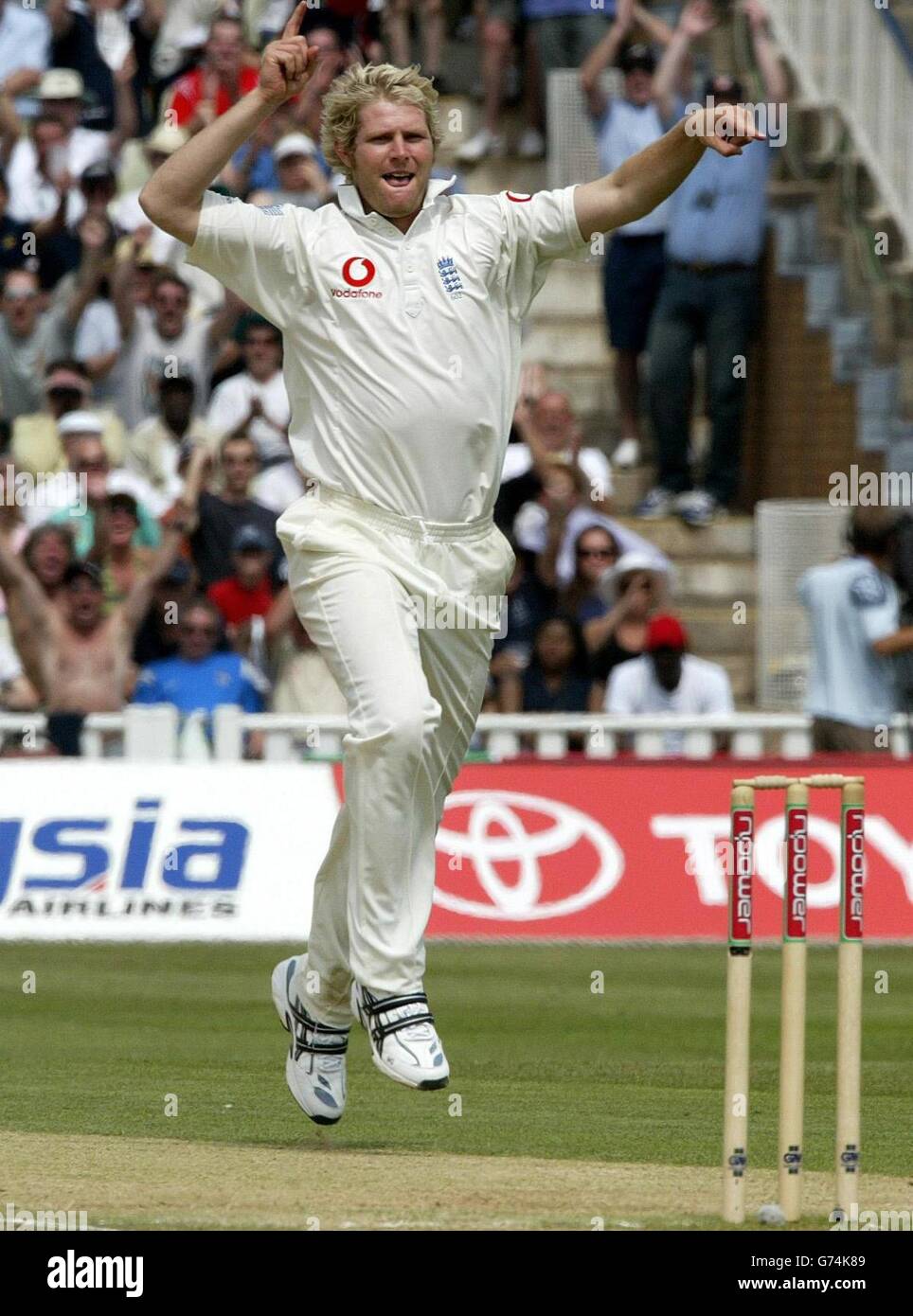 Matthew Hoggard, in Inghilterra, festeggia il lancio del picchiettino di battsman Ridley Jacobs delle Indie Occidentali durante il terzo giorno della seconda partita di test npower a Edgbaston. Foto Stock