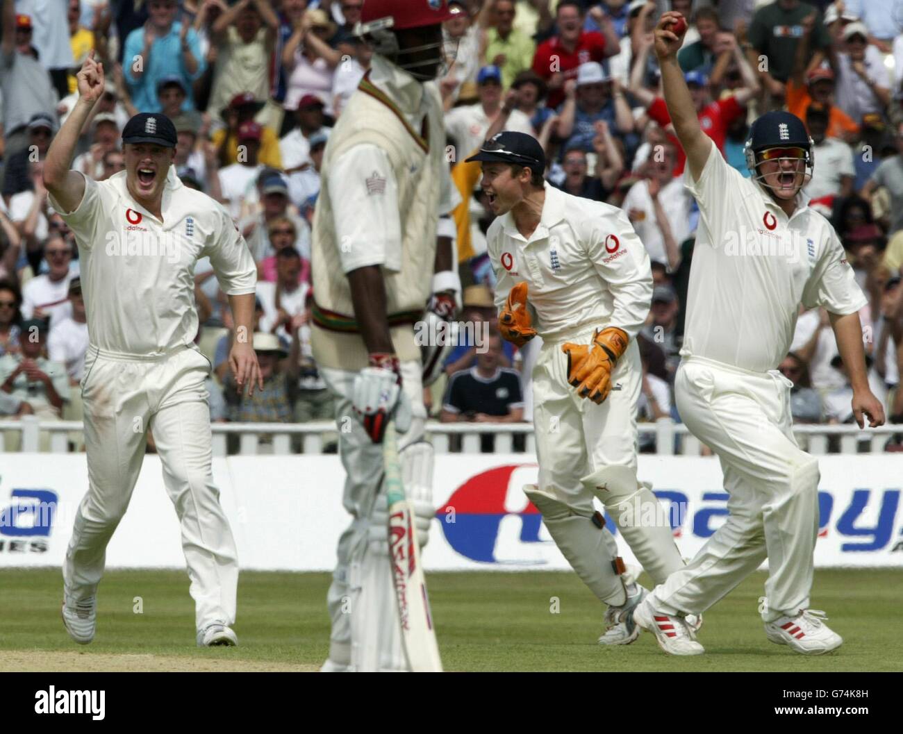 La squadra inglese celebra il wicket del batsman indiano occidentale Shivarine Chanderpaul con il catcher Robert Key (a destra), Geraint Jones (al centro) e Andrew Flintoff (a sinistra), durante il terzo giorno della seconda partita di Npower Test a Edgbaston, Birmingham Foto Stock