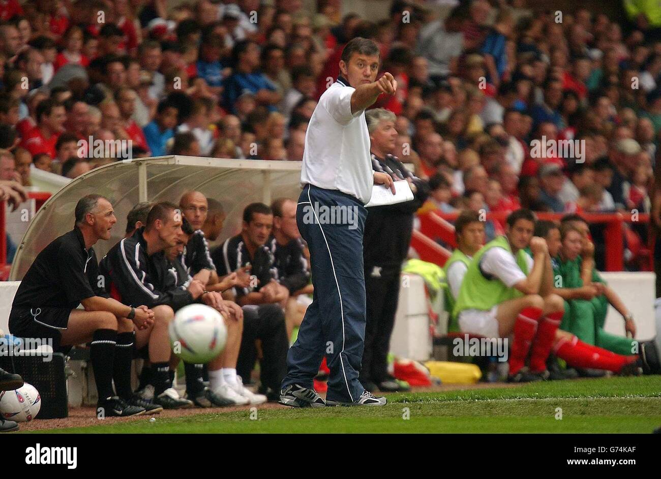 Il nuovo manager di Tottenham Hotspur, Jacques Santini, che guarda la sua squadra durante la partita amichevole pre-stagione al City Ground, Nottingham, sabato 31 luglio 2004. Foto Stock